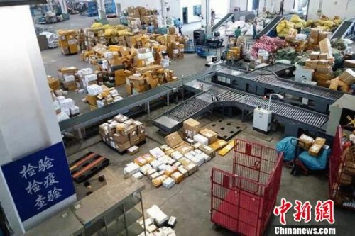 资料图: 当下,“海淘”市场已成为各路电商的主打战场,跨境邮寄物呈现爆发性增长态势,平均增幅达60%。芊烨 摄 资料图: 当下,“海淘”市场已成为各路电商的主打战场,跨境邮寄物呈现爆发性增长态势,平均增幅达60%。芊烨 摄