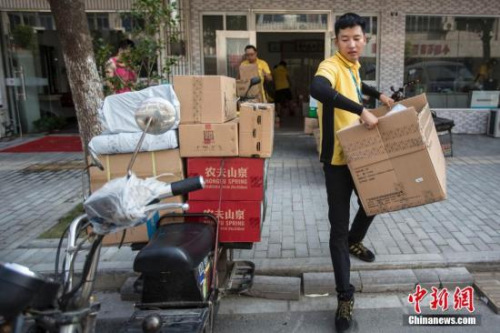 2016年7月,南京一名快递员在高温天气送货。<a target='_blank' data-cke-saved-href='http://www.chinanews.com/' href='http://www.chinanews.com/'>中新社</a>记者 泱波 摄 2016年7月,南京一名快递员在高温天气送货。<a target='_blank' data-cke-saved-href='http://www.chinanews.com/' href='http://www.chinanews.com/'>中新社</a>记者 泱波 摄