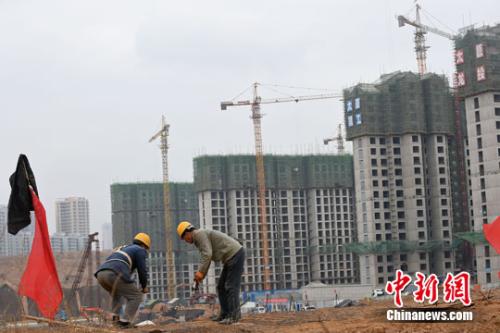 民工在一建筑工地作业。<a target='_blank'  data-cke-saved-href='http://www.chinanews.com/' href='http://www.chinanews.com/'>中新社</a>记者 武俊杰 摄