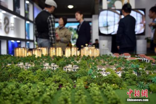 资料图：售楼人员向顾客介绍楼盘。 <a target='_blank'  data-cke-saved-href='http://www.chinanews.com/' href='http://www.chinanews.com/' >中新网</a>记者 金硕 摄