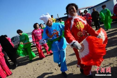 资料图:2月2日,“亮丽黄河湾 多彩达拉特--2018达拉特旗冬季乡村旅游文化节”在内蒙古鄂尔多斯举行。<a target='_blank' data-cke-saved-href='http://www.chinanews.com/' href='http://www.chinanews.com/'>中新社</a>记者 刘文华 摄 资料图:2月2日,“亮丽黄河湾 多彩达拉特--2018达拉特旗冬季乡村旅游文化节”在内蒙古鄂尔多斯举行。<a target='_blank' data-cke-saved-href='http://www.chinanews.com/' href='http://www.chinanews.com/'>中新社</a>记者 刘文华 摄