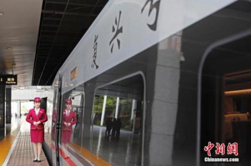 资料图：4月10日，列车员在“复兴号”列车旁迎接旅客的到来。 <a target='_blank'  data-cke-saved-href='http://www.chinanews.com/' href='http://www.chinanews.com/'>中新社</a>记者 殷立勤 摄