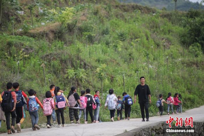 资料图:彭有兴是贵州省毕节市织金县的一名“90后”教师,每个工作日他都会跑步到村口,沿途组织150余名学生排队上下学,每次接送里程8公里。 <a target='_blank' data-cke-saved-href='http://www.chinanews.com/' href='http://www.chinanews.com/'>中新社</a>记者 瞿宏伦 摄 资料图:彭有兴是贵州省毕节市织金县的一名“90后”教师,每个工作日他都会跑步到村口,沿途组织150余名学生排队上下学,每次接送里程8公里。 <a target='_blank' data-cke-saved-href='http://www.chinanews.com/' href='http://www.chinanews.com/'>中新社</a>记者 瞿宏伦 摄
