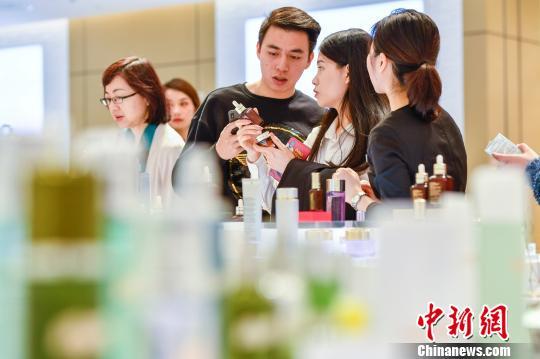 图为民众在海口免税店内选购化妆品。 骆云飞 摄 图为民众在海口免税店内选购化妆品。 骆云飞 摄