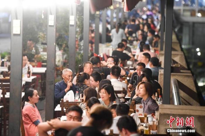 长沙“夜经济”逐渐复苏。市民在夏季的夜晚出行品尝美食。 杨华峰 摄
长沙“夜经济”逐渐复苏。市民在夏季的夜晚出行品尝美食。 杨华峰 摄