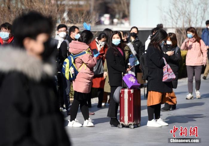 3月2日,北京一些企业的员工在写字楼入口处排队,按要求提供身份信息及接受体温检测后入内办公。<a target='_blank' data-cke-saved-href='http://www.chinanews.com/' href='http://www.chinanews.com/'>中新社</a>记者 侯宇 摄
3月2日,北京一些企业的员工在写字楼入口处排队,按要求提供身份信息及接受体温检测后入内办公。<a target='_blank' data-cke-saved-href='http://www.chinanews.com/' href='http://www.chinanews.com/'>中新社</a>记者 侯宇 摄